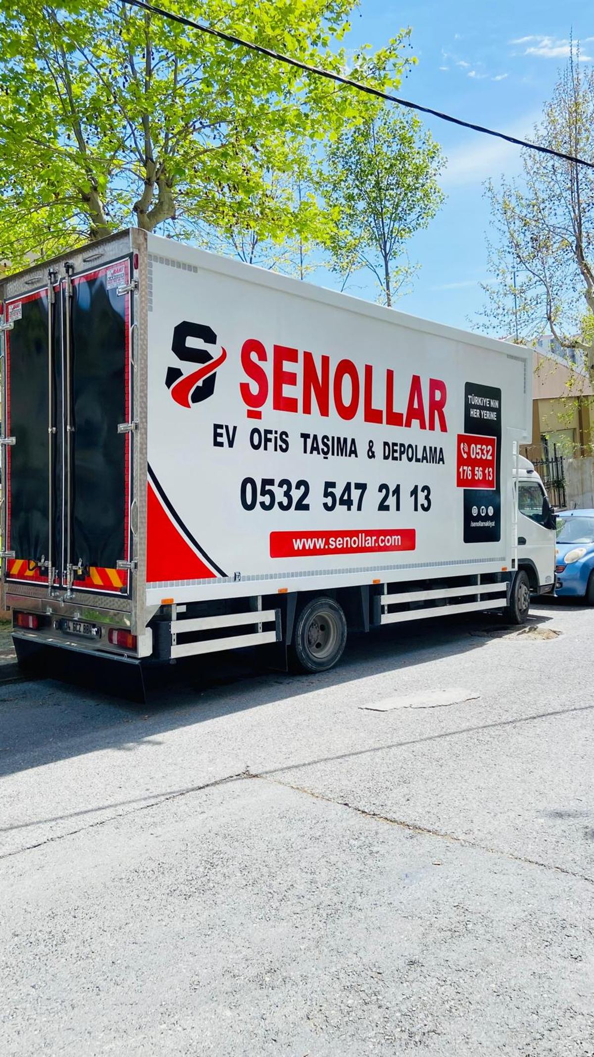 Şenollar Nakliyat kaplamalı kamyon, taşınma adresinin önünde